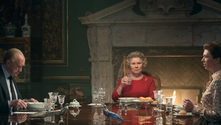 'The Crown' e l'Inghilterra si spacca. Judi Dench: "Fiction crudele", Harry e Meghan rinviano la docuserie