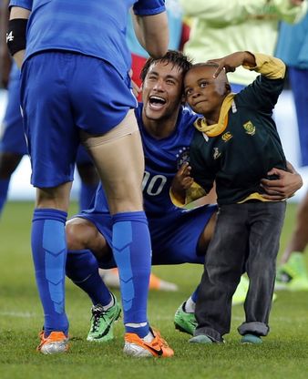 Sudafrica-Brasile, piccolo 'invasore di campo' portato in trionfo