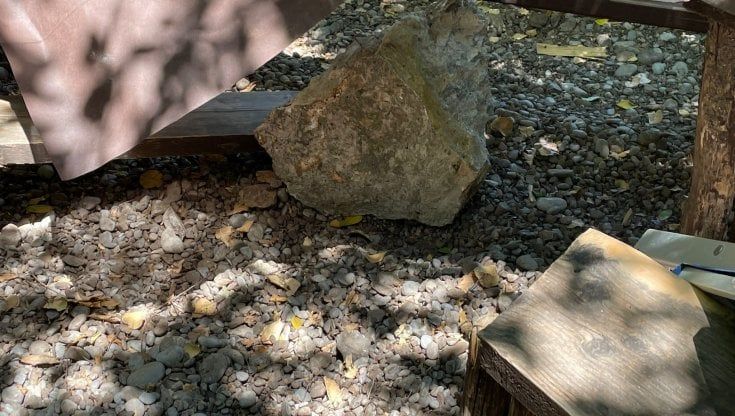 Camerota, cadono massi sulla spiaggia: turista ferito mentre pranzava in uno chalet