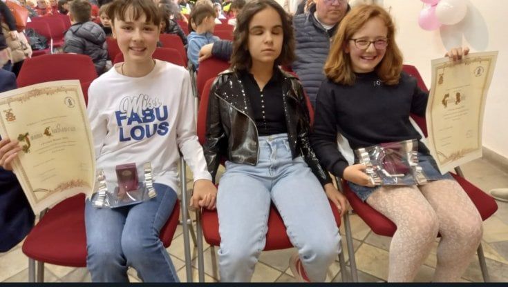 Aiutano la compagna non vedente a scuola, due bimbe di Fossano vincono il premio della bontà 