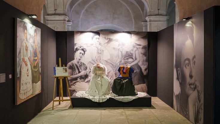 Frida Kahlo, il caos dentro: nuova mostra al Mastio della Cittadella tra installazione 3D,  nature morte e ritratti 