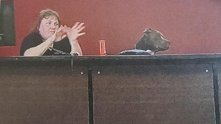 I docenti difendono la preside milanese con il cane a scuola: “Mai alcun problema per il suo pitbull”