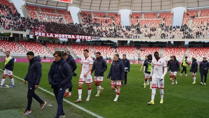 Bari Carrarese finisce 0-3, biancorossi perdono la gara e la faccia. I tifosi: “Vergognatevi”