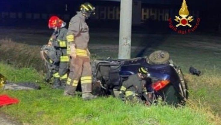 Auto con padre e figlio a bordo si schianta contro un palo: perde la vita il 49enne, il ragazzo è ferito