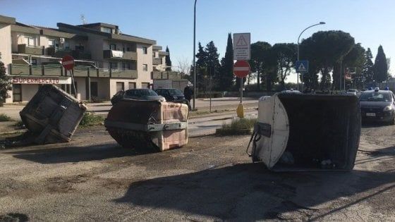 Foggia, strade bloccate con i cassonetti: la protesta a Borgo Mezzanone per la palazzina a rischio crollo