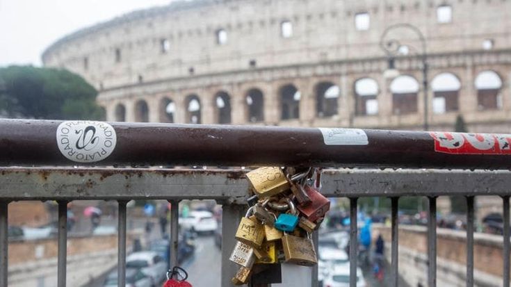 Muro di lucchetti dell’amore: il degrado vista Colosseo