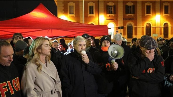 Ex Ilva, futuro incerto. A Cornigliano riparte la protesta in strada