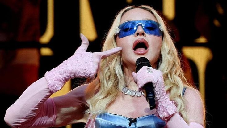 Tom Cruise prima del match e Shakira nell’intervallo: doppio show per la finale