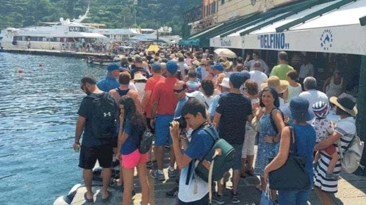 Portofino, articolo critico sul “Daily Mail”: “Orde di turisti ossessionate dai selfie nel gioiello della Riviera ligure”