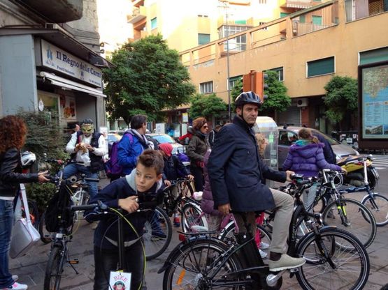 "Bike to School", c'&egrave; anche de Magistris