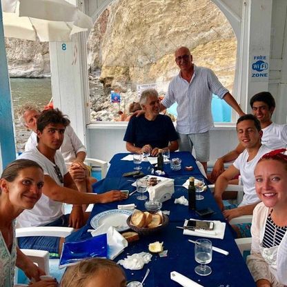 Bocelli ancora “rapito” da Ischia: bagno nella baia d’acqua calda di Sorgeto  