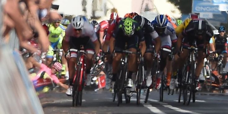 Giro d'Italia, Contador cade e per il dolore non riesce ad indossare la maglia rosa
