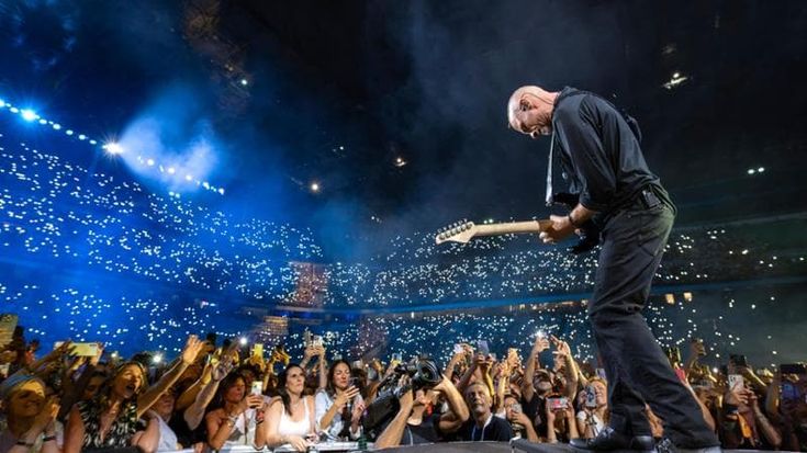 Eros Ramazzotti, una storia importante dai bordi di periferia al giro del mondo e ritorno