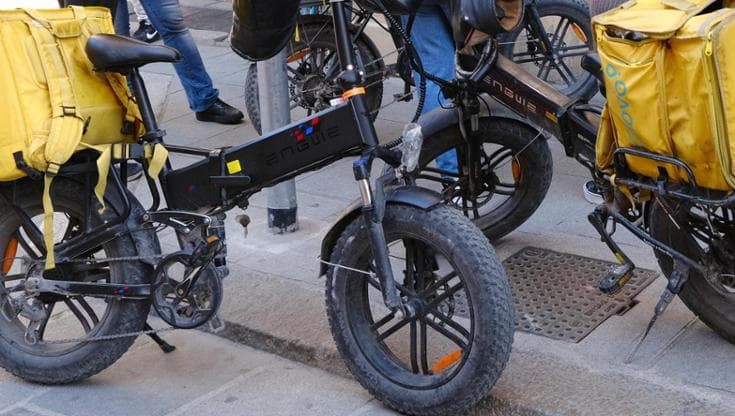 Bimba di 4 anni travolta da un rider in via delle Moline