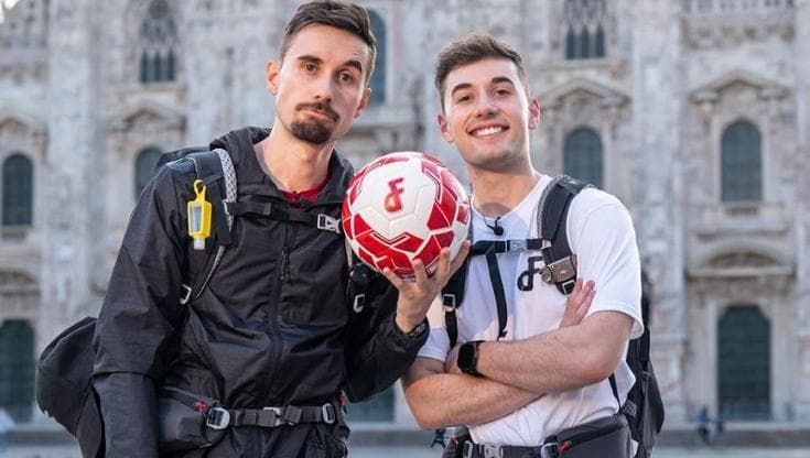Da Milano a Bari calciando un pallone: la sfida di due fratelli. “All’arrivo focacce per tutti”