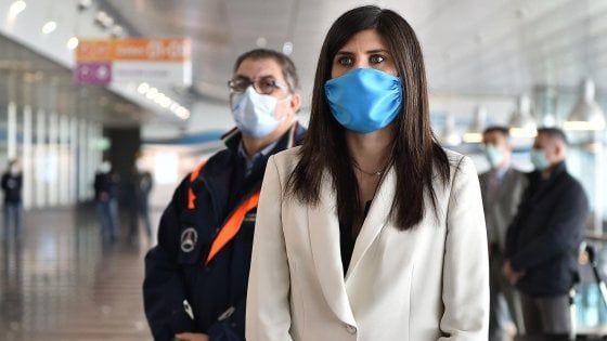 Migliaia in fila alle farmacie e alle Poste per le mascherine gratis che non ci sono