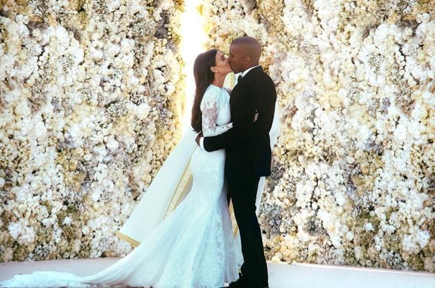Il primo bacio, da sposi, tra Kim Kardashian e Kanye West
