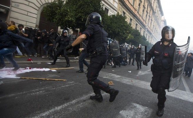 Corteo, 17enne fermato per gli scontriora ruba alcolici e viene arrestato