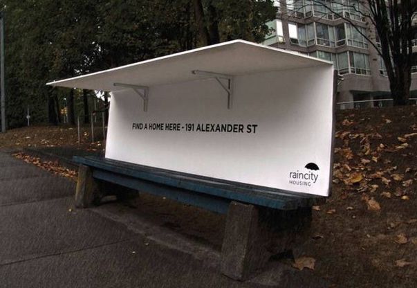 Vancouver, un tetto per i clochard: le panchine si trasformano