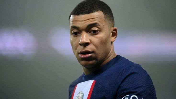 Mbappé furioso col Psg: "Non sapevo nulla del video della nuova campagna abbonamenti del club, pensavo fosse uno spot". Assenti Messi e Neymar