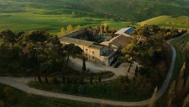 La masseria siciliana che accoglie gli ospiti tra campi di grano e passata di pomodoro