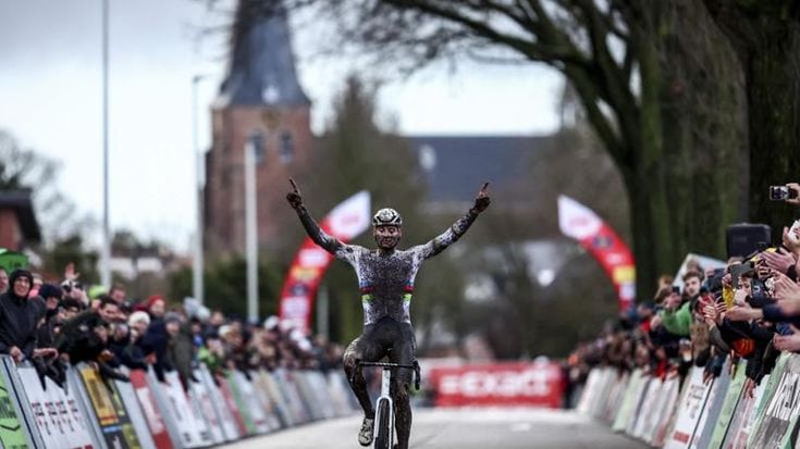 Ciclocross, Van der Poel è imbattibile: sei vittorie su sei. E va alle gare in Lamborghini
