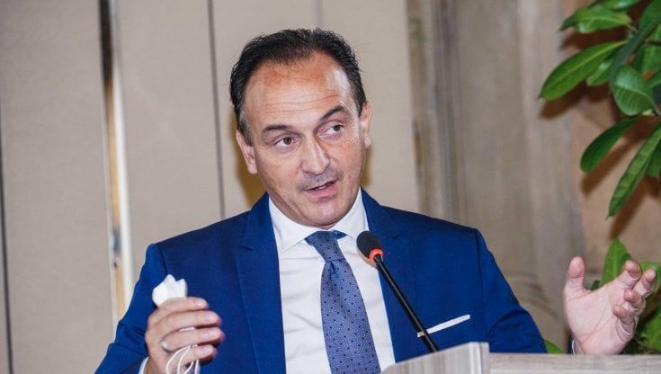 Piemonte, il presidente Cirio: "Per evitare chiusure i nostri pullman viaggeranno al 50% della capienza"