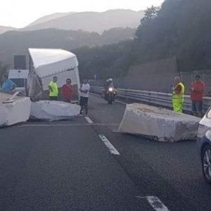 Brescia, tir sbanda per il ghiaccio e perde un blocco di marmo da 289 quintali