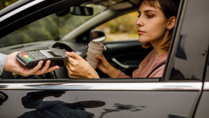  Comprare il cibo senza uscire dall'auto: negli Usa il drive-through è sempre più di moda
