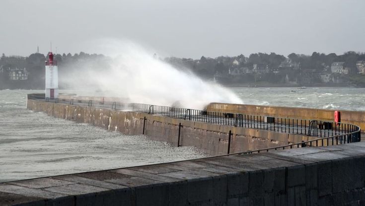 La "marea del secolo": spettacolo di onde a Saint-Malo