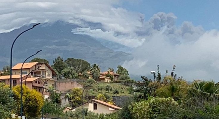 L'eruzione dell'Etna: le colonne di fumo si intersecano con le nuvole