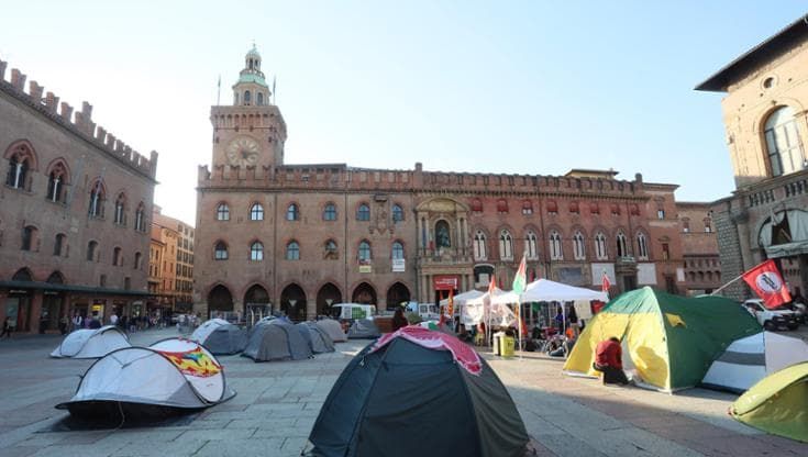 Le tende per Gaza si spostano in piazza Maggiore: inizia una settimana di mobilitazione