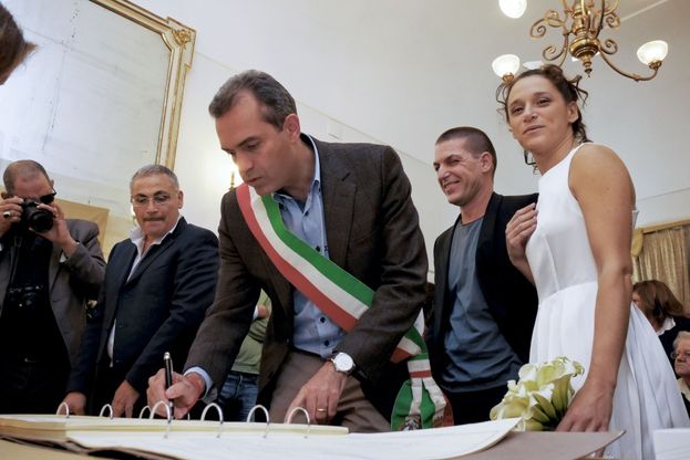 De Magistris celebra il matrimonio tra Valeria Parrella e Davide Iodice