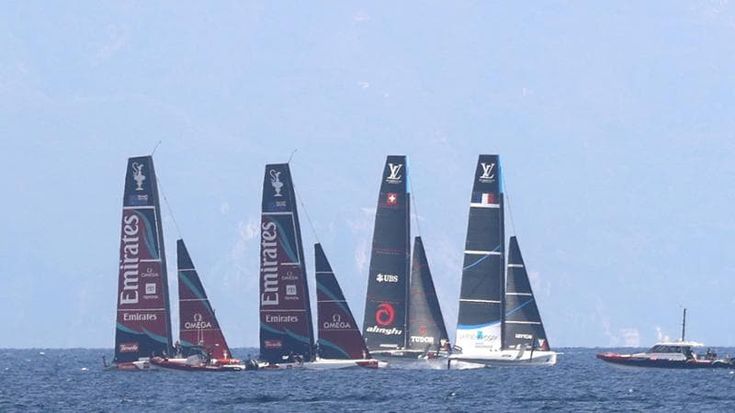 Coppa America, tutti in acqua per gli allenamenti: per la prima volta sei scafi nel golfo di Napoli