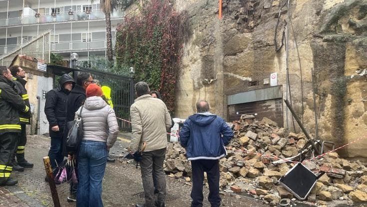 Posillipo, crolla porzione di muro di tufo: paura tra i residenti
