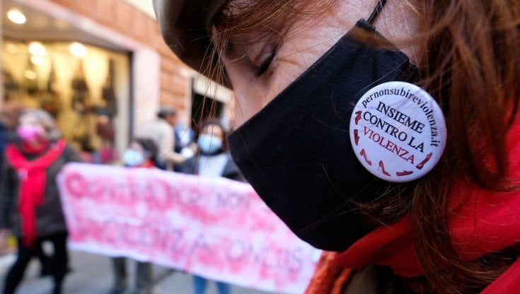Violenza sulle donne, a Genova, il numero 1522 sul retro dei carnet dei bus Amt. Il Comune: "Mancano fondi"