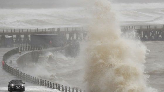 La tempesta Ciara si abbatte sull'Europa. La Francia chiude la Tour Eiffel