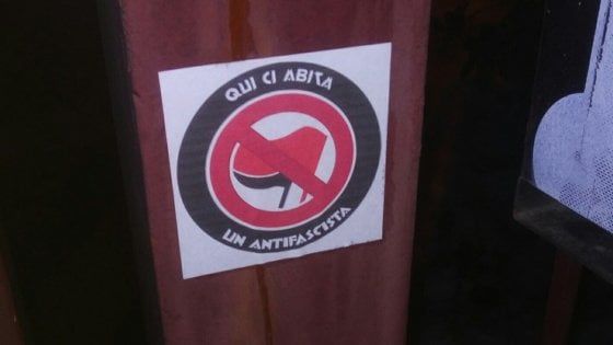 Pavia, antifascisti 'marchiati' con adesivo sulla porta di casa. La reazione dei sindaci che si 'automarchiano'