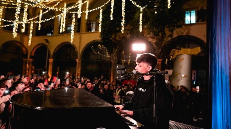 Le luminarie di Ultimo ai Quartieri spagnoli: “Realizzate i vostri sogni”