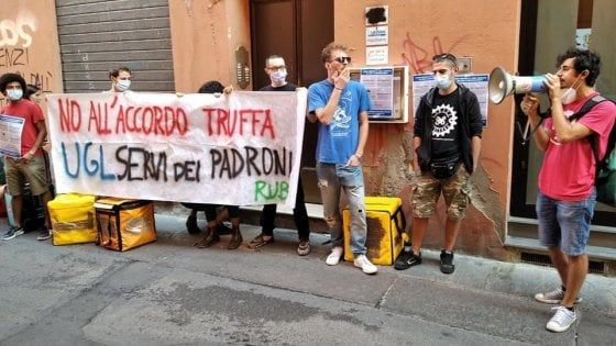 Bologna, i sindacati contro l'accordo Ugl-Assodelivery: "Niente tutele ai rider"