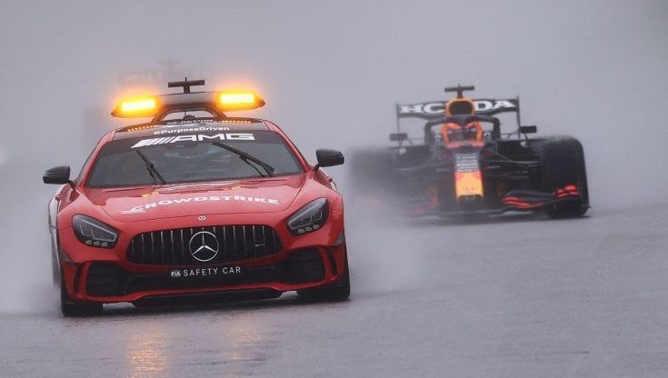 F1, il Gp del Belgio dura solo 3 giri causa pioggia. Vince Verstappen, punteggio dimezzato