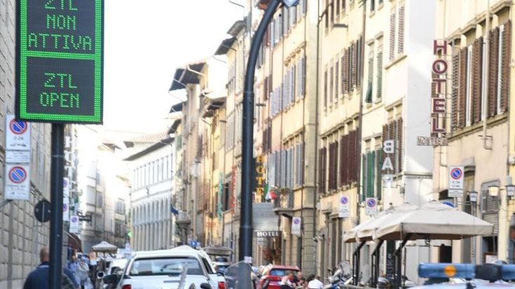 Firenze, Palazzo Vecchio vara la stretta sulla Ztl: pugno duro su permessi, risciò, tavolini e corrieri