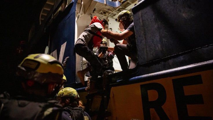 Migranti, la Guardia costiera salva 400 persone. Piantedosi vuole bloccare le navi ong che ne hanno a bordo altre 300