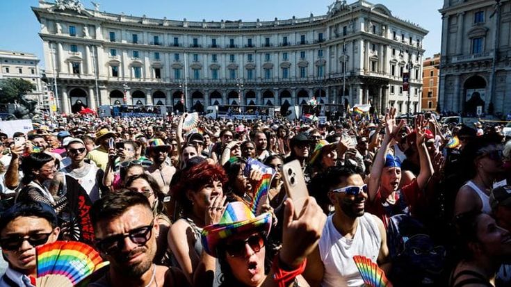 Pride, la parata arcobaleno invade Roma: “Siamo un milione”. Spray urticante sulla folla al Colosseo