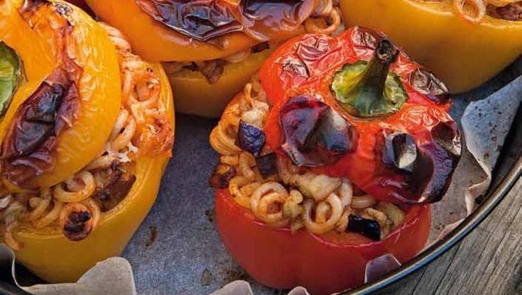 La ricetta perfetta dei peperoni ripieni di pasta con melanzane e caciocavallo