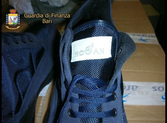 Sigilli alla fabbrica delle false Hogan, <br />una catena di montaggio per la contraffazione