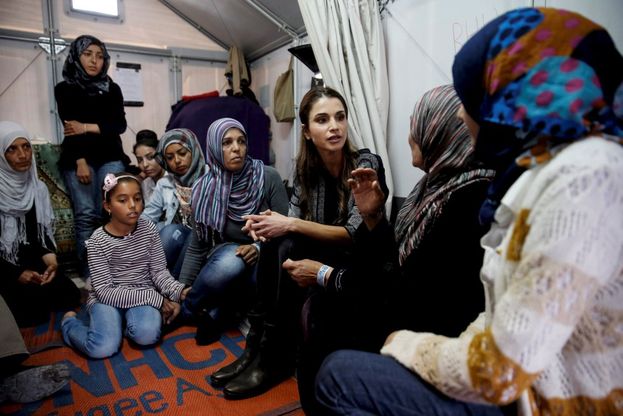 Migranti, Rania di Giordania a Lesbo. Gli abbracci a donne e bambini