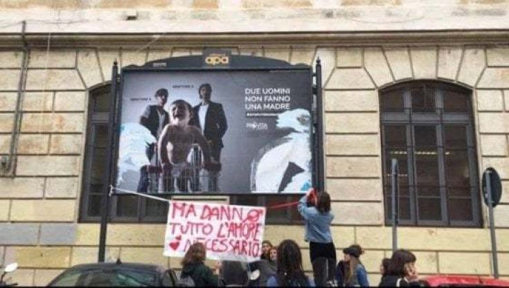 A Torino il Comune vuole creare una commissione per la censura dei manifesti: è polemica
