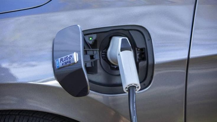 Auto ibride plug-in, allarme T&E sulle emissioni reali: “Inferiori solo del 14% alle termiche pure”