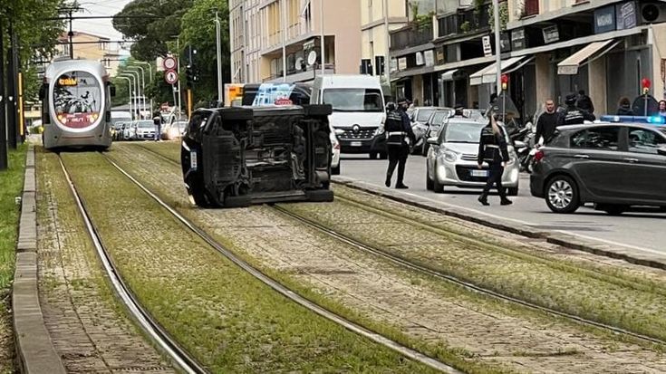 Auto si ribalta sulla tramvia, circolazione sospesa per mezz’ora